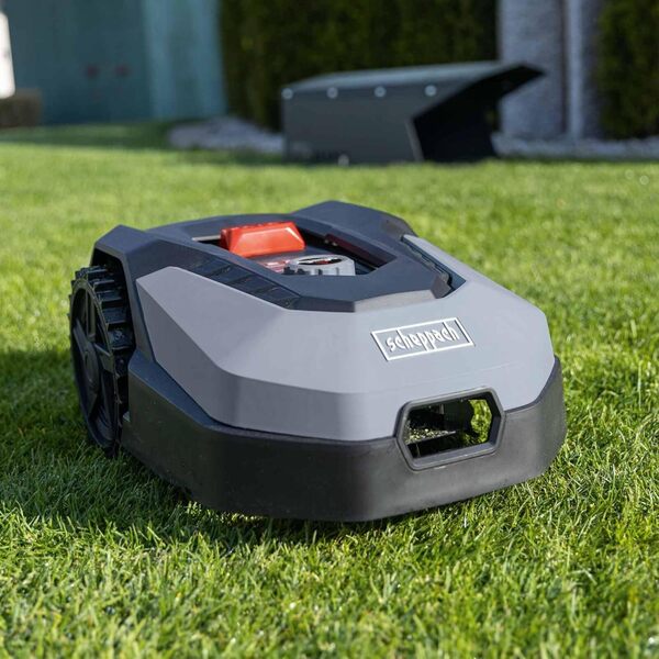 Scheppach RoboCut XXL900 | Largeur de Coupe 18cm | Hauteur de Coupe 20-60 mm | Détecteur de Pluie | WiFi & BT | Contrôle par App | Pente de 35% | avec Station, 9 Lames, 170m de câble & 230 Crochets