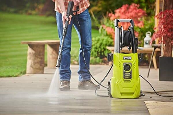 Découvrez l'efficacité et la polyvalence du nettoyeur haute pression Ryobi RY150PWA. Un outil puissant pour un nettoyage impeccable de vos espaces extérieurs.