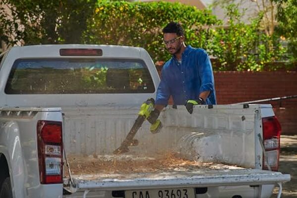 Découvrez notre avis sur le souffleur compact Ryobi RY18BLCXA-0 18V One+ : analyse des performances, avantages et inconvénients. Idéal pour maintenir votre jardin propre efficacement.