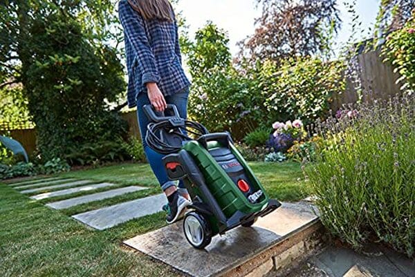 Découvrez notre analyse du nettoyeur haute-pression Bosch UniversalAquatak 135 et apprenez comment cet outil puissant à 135 bars peut transformer vos tâches de nettoyage extérieures en un jeu d'enfant.