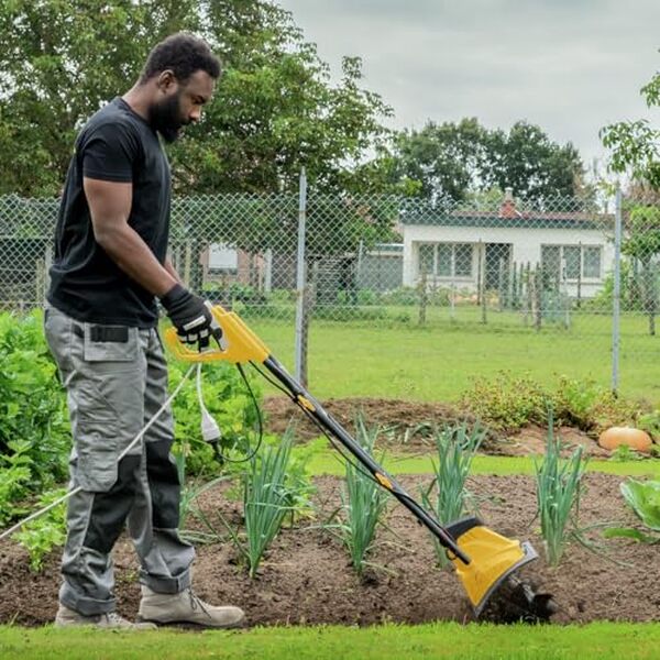 Découvrez le test complet du motoculteur électrique powerplus poweg72000 : une puissance de 1200 w idéale pour entretenir votre jardin facilement et efficacement